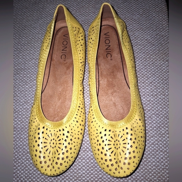 A pair of Vionic butter yellow patterned flats In a ladies 6.5. - Picture 1 of 11